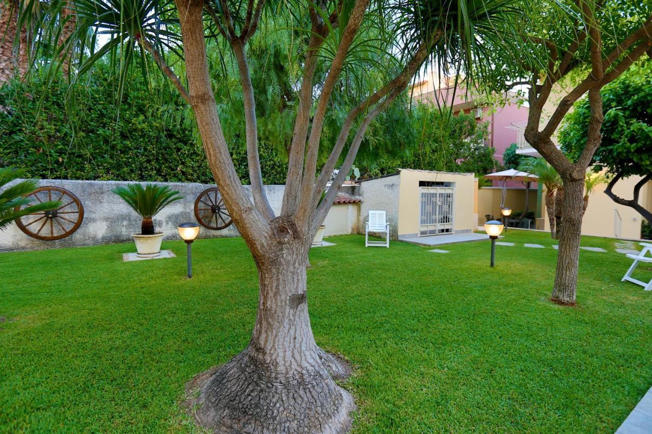 Re Sole La Dependance - Casa Vacanza M E R C U R I O Avola Bagian luar foto